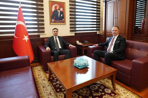 Yeniden Beylikdüzü Belediye Başkanı seçilen M.Murat ÇALIK, Kaymakamımız Mustafa ALTINPINAR'ı makamında ziyaret etti.